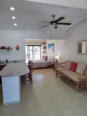 Rum - vid poolen (cabaña 1) | Vardagsrum | 32-tums smart-tv med kabelkanaler och tv