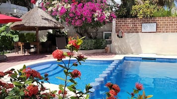 Ulkouima-allas, aurinkotuoleja