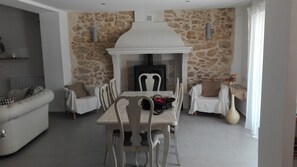 TV - MAS WITH SWIMMING POOL GORDES /ISLE SUR SORGUES 15MM (LES TAILLADES)
