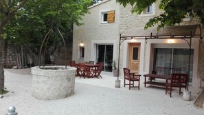 Outdoor dining - MAS WITH SWIMMING POOL GORDES /ISLE SUR SORGUES 15MM (LES TAILLADES)
