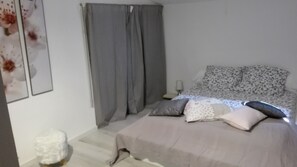 4 bedrooms, desk, iron/ironing board, free WiFi - MAS WITH SWIMMING POOL GORDES /ISLE SUR SORGUES 15MM (LES TAILLADES)