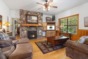 Een smart-tv, een open haard en een dvd-speler