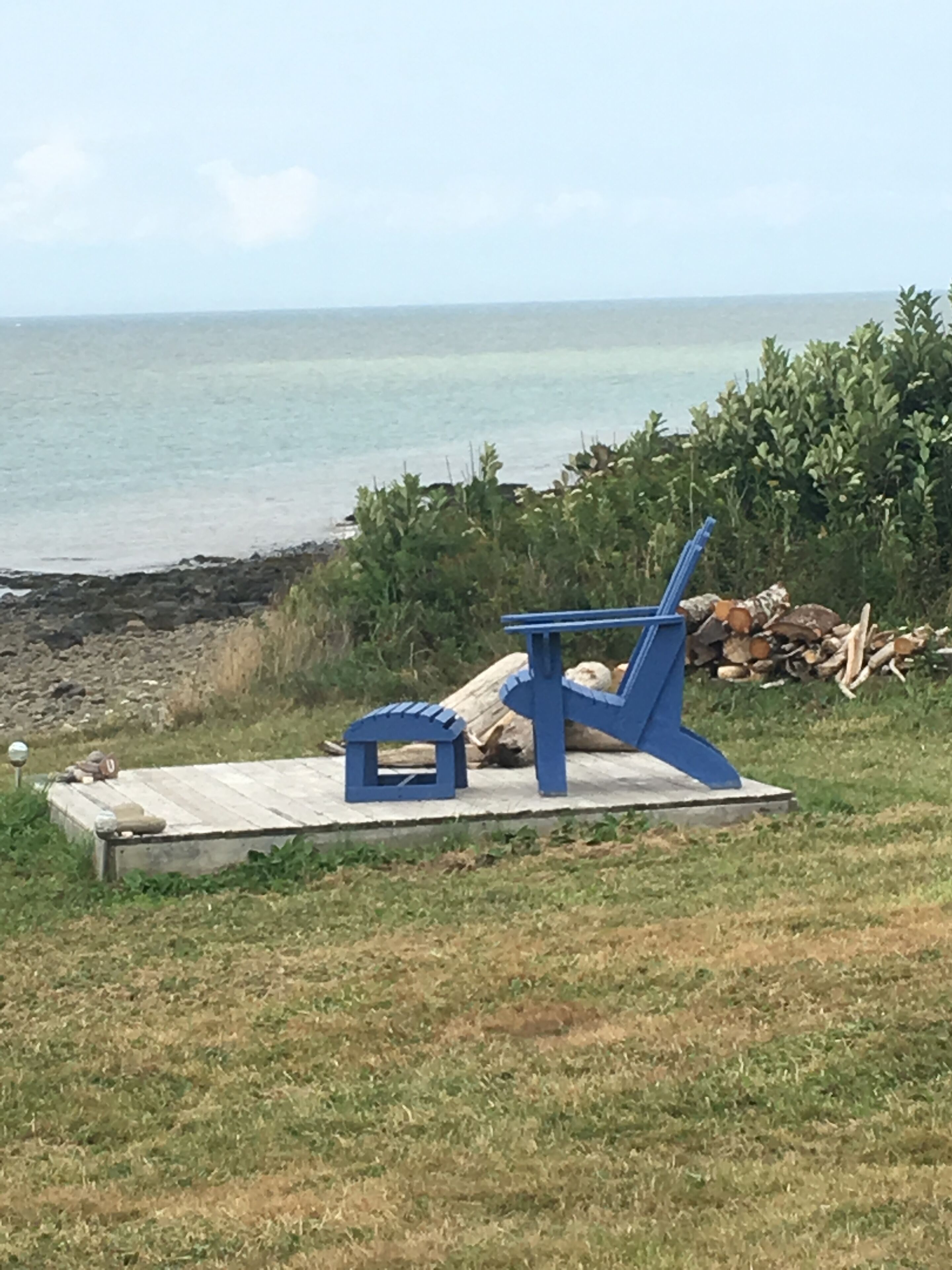 Rannalla, aurinkotuoleja, rantapyyhkeitä