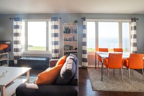 Smart TV, lettore DVD, libri, biblioteca musicale