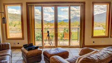 Een smart-tv, een open haard, een dvd-speler en een tafeltennistafel