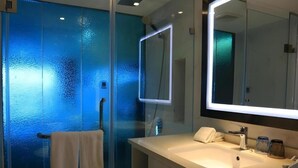 A modern bathroom with a glass shower enclosure, a white sink, and a large mirror. - Greentree Alliance Hotel Guiyang Huaguo Community Central Business Zone (Guiyang)