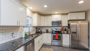 Frigorífico, microondas, horno y placa de cocina