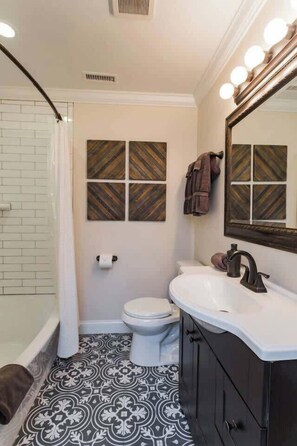 Baignoire, séchoir à cheveux, serviettes fournies, savon