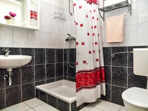 Doccia, asciugacapelli, asciugamani, carta igienica