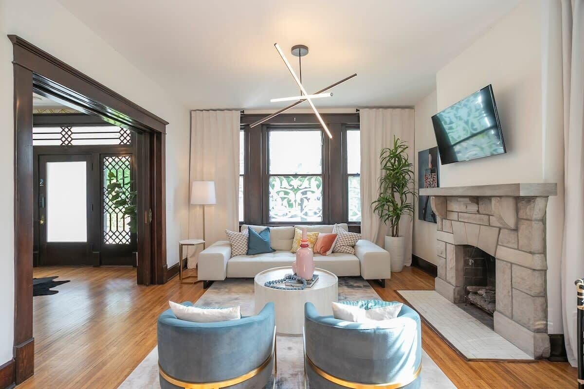 Una televisión, un futbolín, una oficina