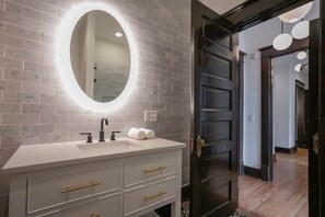 Douche, sèche-cheveux, serviettes fournies