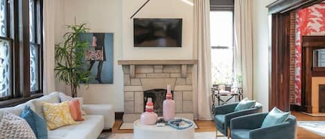 Televisión, futbolito y oficina