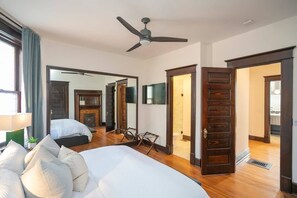 4 bedrooms, iron/ironing board, travel cot, WiFi - Historic Walk to Eats & Shops (Nashville)