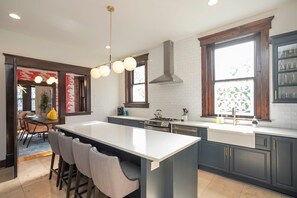 Frigorífic, microones, forn i placa de cuina 