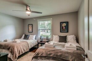 3 bedrooms, iron/ironing board, travel crib, WiFi - Cozy Home Close to Downtown (Nashville)