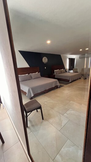 Familie tweepersoonskamer | Badkamer | Een douche, handdoeken, zeep, shampoo