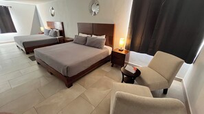 Familie tweepersoonskamer | Woonruimte | Een 43-inch smart-tv met digitale zenders, televisie en Netflix