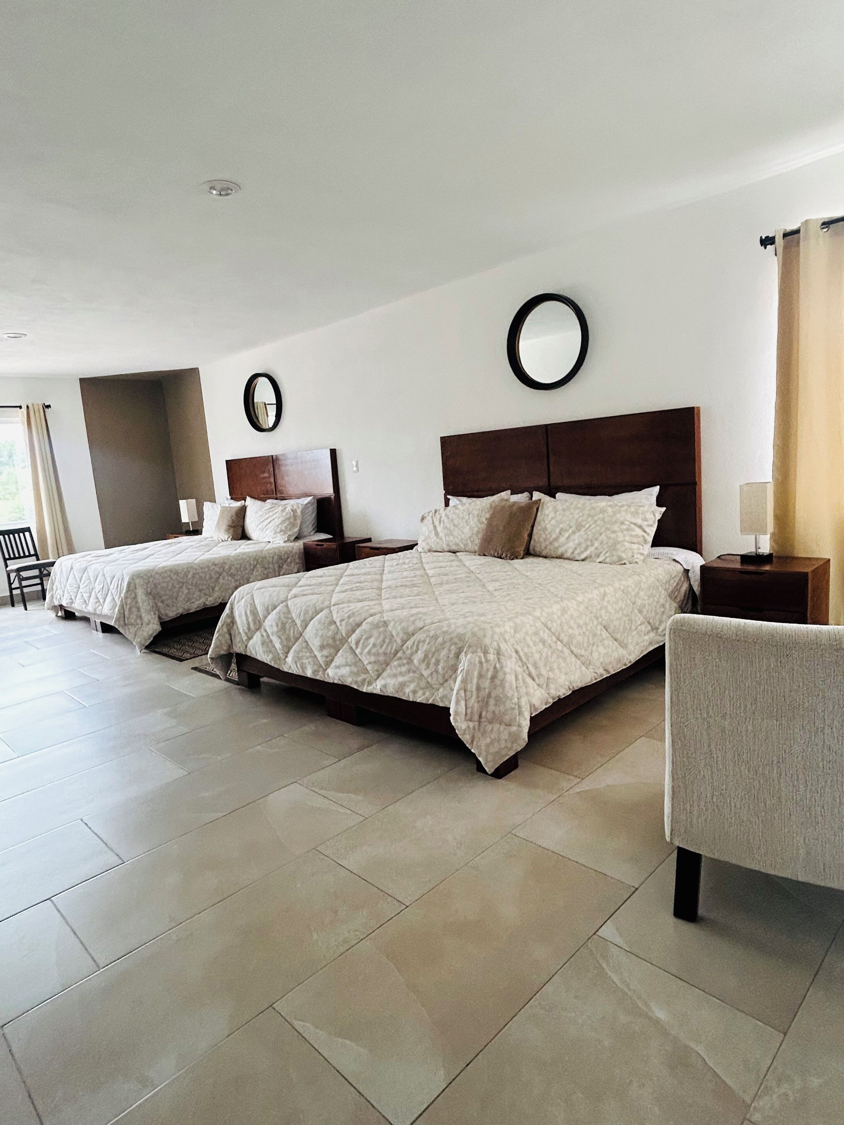 Habitación doble familiar | Caja de seguridad en la habitación, wifi gratis y ropa de cama 