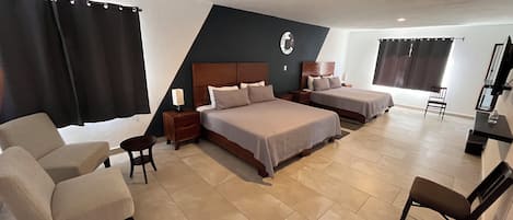 Habitación doble familiar | Caja de seguridad en la habitación, wifi gratis y ropa de cama