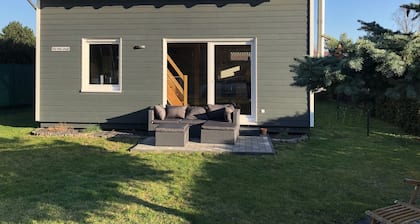 Modern & cozy vacation home within walking distance of the lake