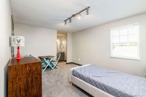 2 bedrooms, iron/ironing board, WiFi, bed sheets - Modern 2 Bedroom Townhome in Westerville (Westerville)