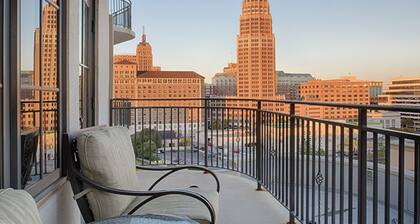 Sits Along the River Walk.