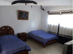 Family Room | Desk, laptop workspace, free WiFi, bed sheets - Hospedaje Jardinera (Tepoztlán)