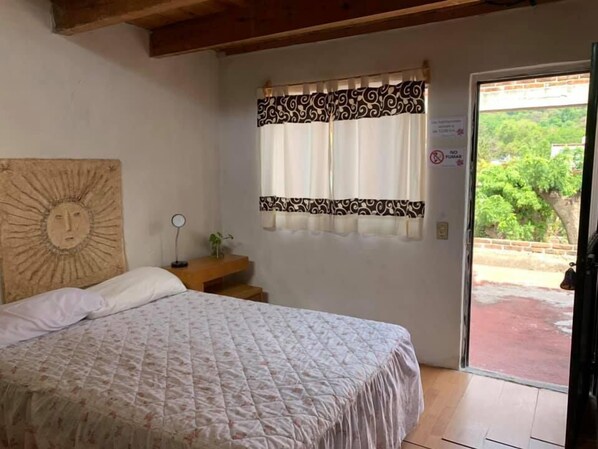 Basic Room, 1 Double Bed | Desk, laptop workspace, free WiFi, bed sheets - Hospedaje Jardinera (Tepoztlán)
