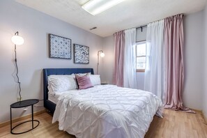 2 bedrooms, iron/ironing board, WiFi, bed sheets - The Columbus Hangout (Columbus)