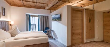 Junior-Suite | 1 Schlafzimmer, Zimmersafe, Schreibtisch, Verdunkelungsvorhänge