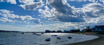 Lovely Cape Cottage 2 bedroom with private beach and central air.