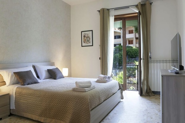 3 bedrooms, desk, iron/ironing board, travel cot