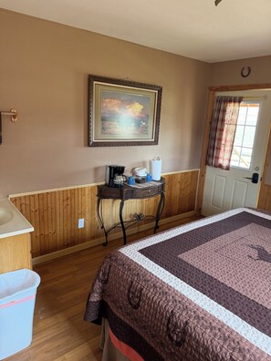 1 bedroom, WiFi, bed sheets - Kara Creek Ranch - King Bed Cabin #8 (Sundance)