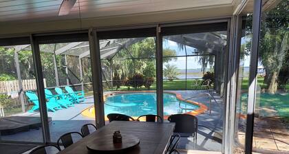 Beautiful Lake Front cottage w/ heated pool & Hot Tub, 23 miles from Disney