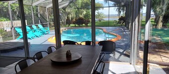 Beautiful Lake Front cottage w/ heated pool & Hot Tub, 23 miles from Disney