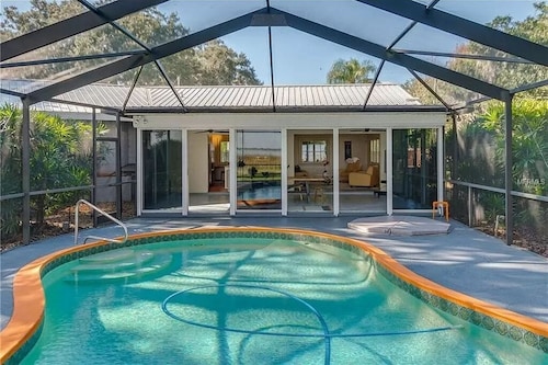 Beautiful Lake Front cottage w/ heated pool & Hot Tub, 23 miles from Disney