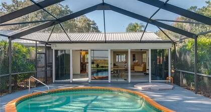 Beautiful Lake Front cottage w/ heated pool & Hot Tub, 23 miles from Disney