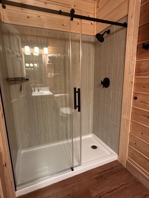 Ensemble douche/baignoire, sèche-cheveux, serviettes fournies, savon