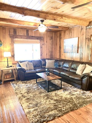 Een smart-tv, een open haard en een dvd-speler