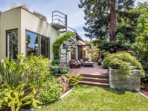 Contemporary Palo Alto Home Convenient to Silicon Valley 
