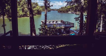 Lakefront Oasis: Fireplace, Porch, Dock, Kayaks, Arcade & Gameroom