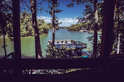 Lakefront Oasis: Fireplace, Porch, Dock, Kayaks, Arcade & Gameroom