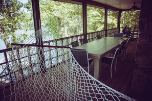 Outdoor dining - Lakefront Oasis: Dock, Porch, Kayaks, Arcade & Gameroom (Ten Mile)