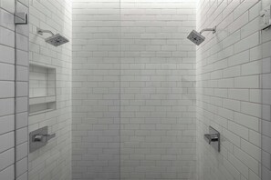 Amenidades de baño gratuitas, toallas, jabón, shampoo 