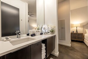 Signature-sviitti (1 Bedroom) | 1 makuuhuone, tallelokero huoneessa, yksilöllisesti sisustettu