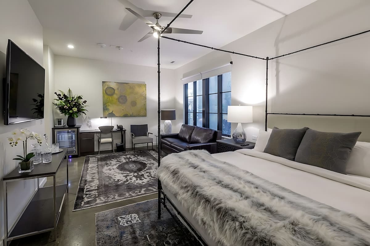 Phòng Suite Superior, trang thiết bị hỗ trợ người có khó khăn khi di chuyển (1 Bedroom) | 1 phòng ngủ, két bảo mật tại phòng, trang trí khác biệt