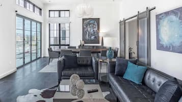 Penthouse presidencial, Terraza (1 Bedroom) | Área de sala de estar | Televisión de 55 pulgadas con canales vía satélite y Netflix