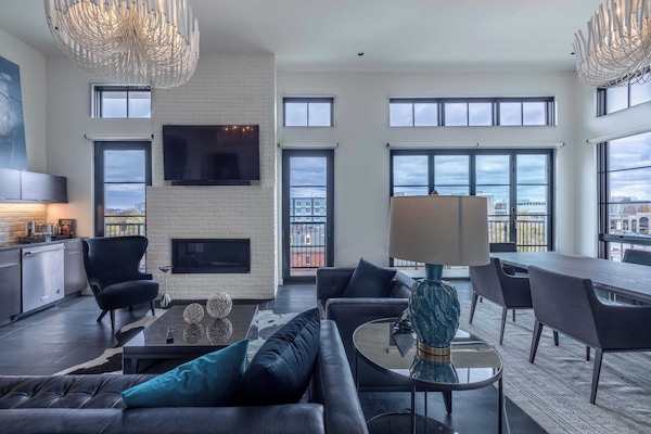 Cobertura presidencial, terraço (1 Bedroom) | Área de estar | TV 55 polegadas com canais via satélite, Netflix, serviços de streaming