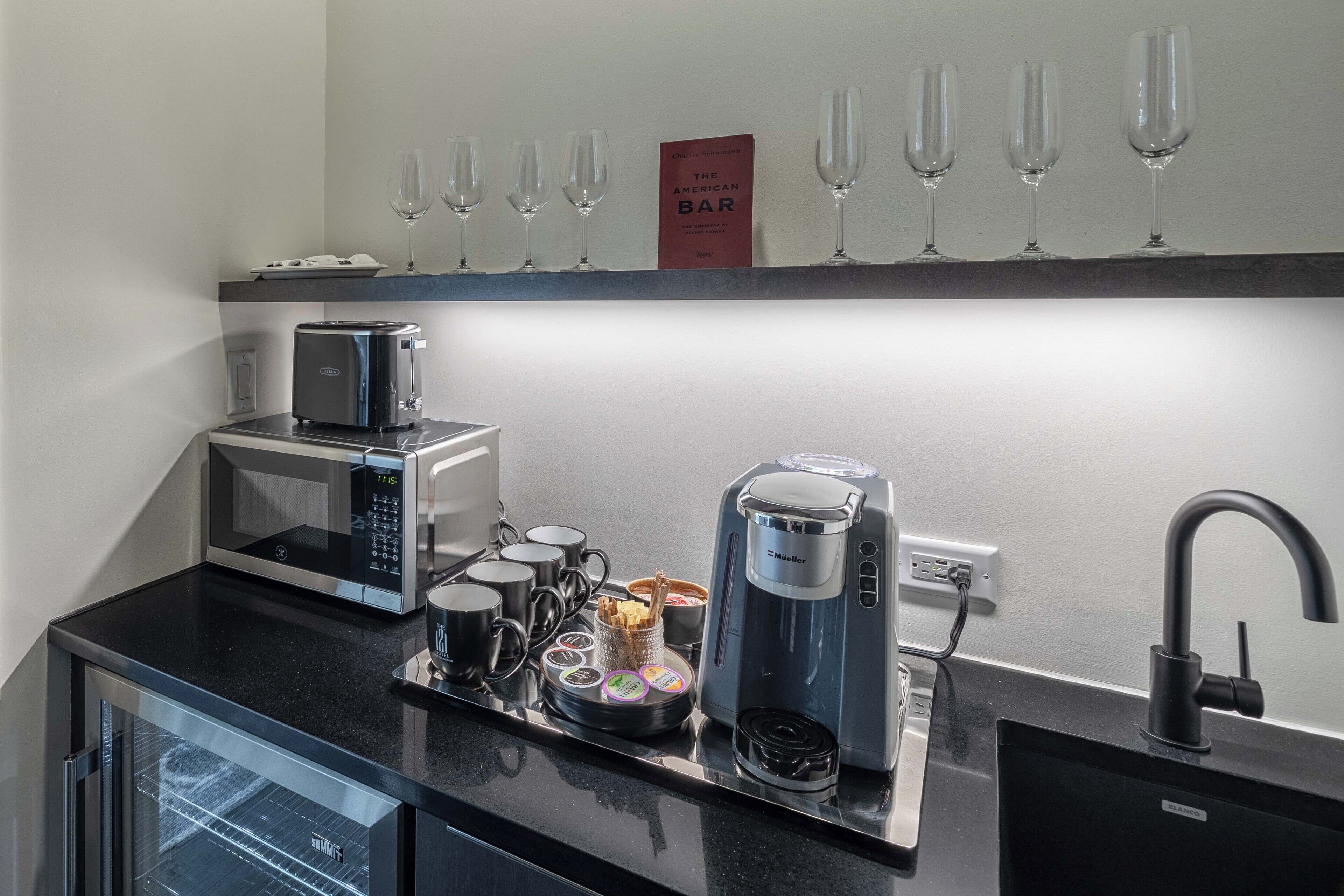 Studio (1 Bedroom) | Private kitchenette | Coffee/tea maker