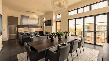 Appartement Penthouse présidentiel, terrasse (1 Bedroom) | 1 chambre, minibar, coffre-fort, décor unique